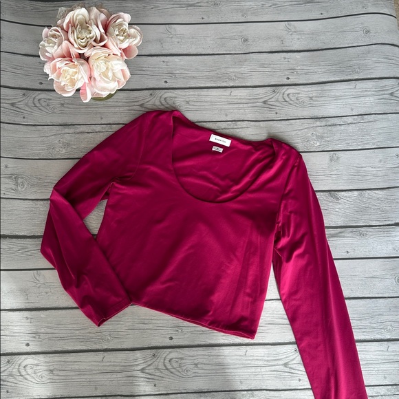 Aritzia Tops - Aritzia Babaton Fuchsia Long Sleeve Contour Scoopneck Crop Top Size XL